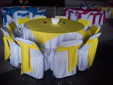 Juego de mesa redonda y sillas amarilla