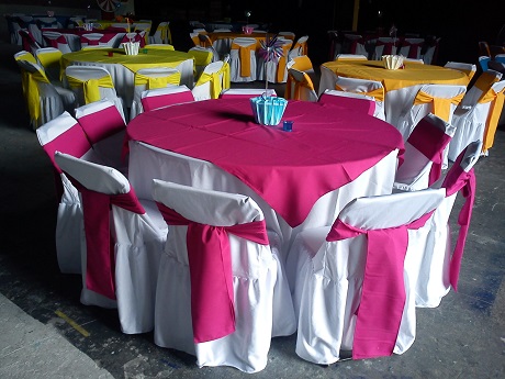 Juego de mesa redonda y sillas rosa